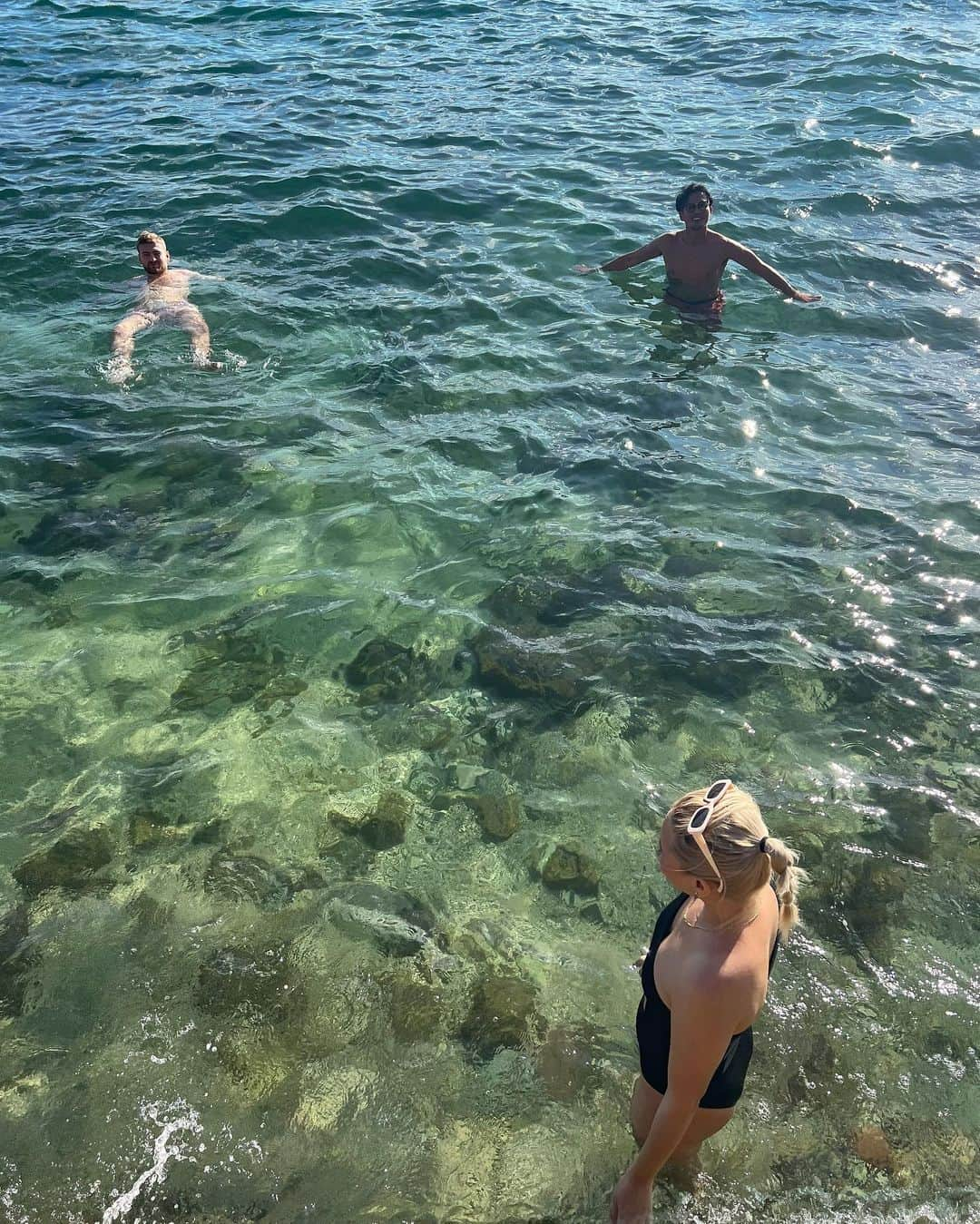 Manamiのインスタグラム：「👱🏻‍♂️👱🏽‍♀️👨🏻  クロアチアの海は透き通ってて綺麗だった🧊 ビーチは砂なしの岩！」