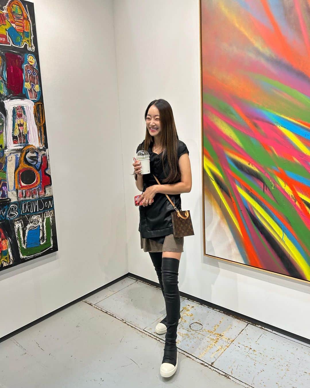 のインスタグラム：「#friezeseoul 집에 와서 조이에게 어떤 그림이 제일 좋냐고 물어봤더니 금색 구슬이 제일 좋다며🥲  엄마 닮았네~」