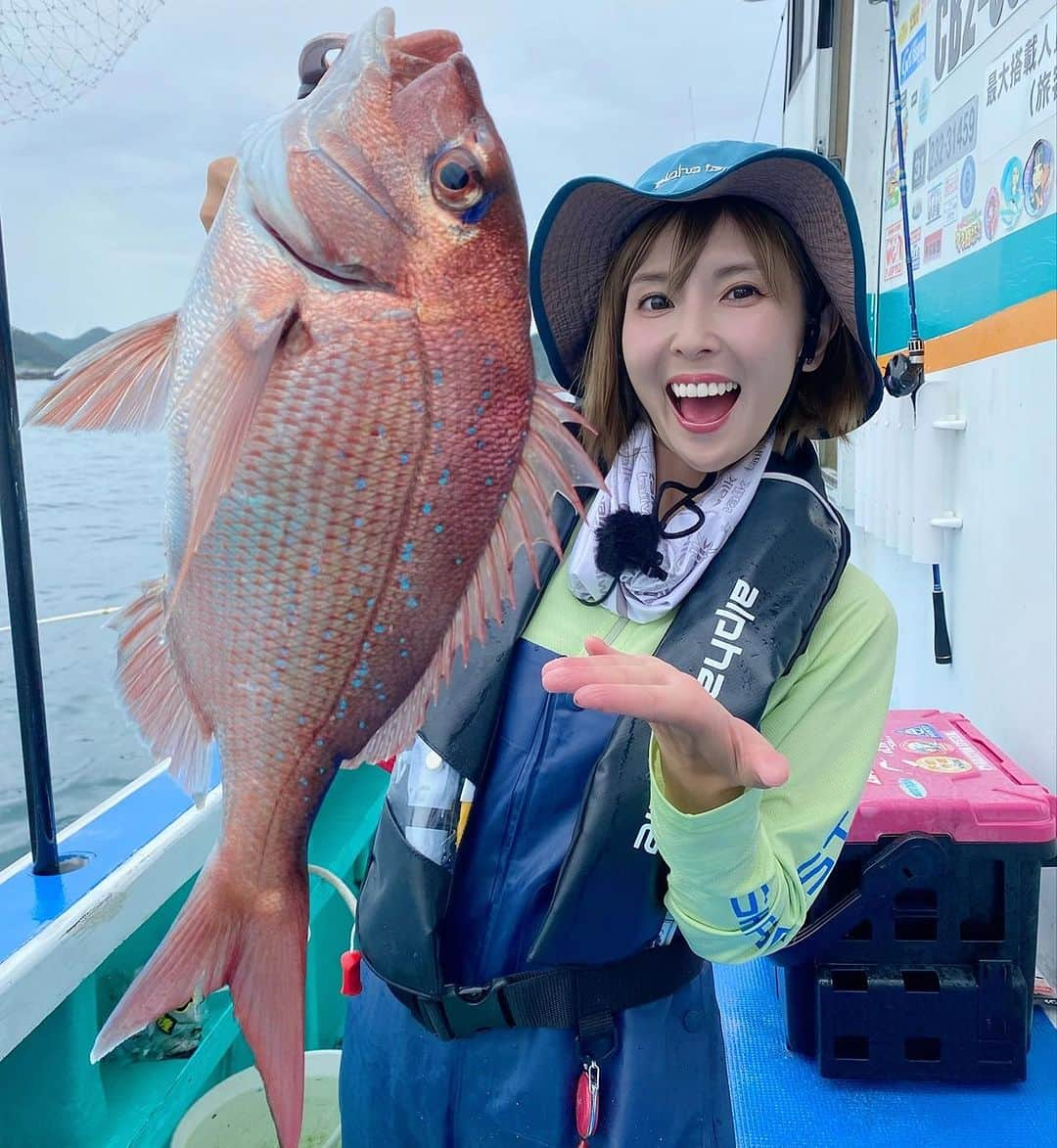 井上直美さんのインスタグラム写真 - (井上直美Instagram)「今日はつり情報さんの取材で小湊の小沢丸さんからシマアジカンパチも釣れちゃう青物五目釣り♪ 本命が釣れたかは来月発売の本誌を見ていただきたいのですが、五目部門のゲストフィッシュも豊富で真鯛やアジなど色々釣れました。本命を狙いつつもゲストで美味しい魚が釣れるなんて最高過ぎです♡今夜はゲストで釣れたアジのフライとお刺身。釣りたて美味しすぎたー。 女将さんから頂いたチーズケーキも最高でした^ ^いつもありがとうございます。  　#カンパチ五目釣り　#真鯛　#アジ　#シマアジ　#つり情報　#アルファタックル　#小湊　#小沢丸」9月6日 22時03分 - naochingyo