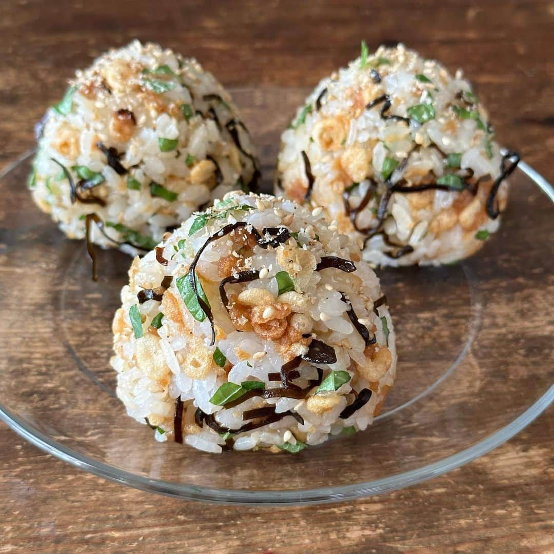 Tesshiのインスタグラム：「天かす塩昆布大葉でおにぎり Onigiri with tempura bits, salted kombu and shiso #ごちそうおにぎり #yummy #homemade #healthy #onigiri #tempura #riceball #おいしい #おにぎり #おむすび #天かす #塩昆布 #マカロニメイト #フーディーテーブル #手作り  天かすはめんつゆで絡めてあります Coat the tempura bits with Mentsuyu sauce  #主役はごちそうおにぎり 好評販売中🍙電子書籍もあります 日本語版、繁體字中文版、한글버전 秋の行楽のお弁当作りに1冊いかがですか  つやつやの #お米 @yukitsubakiofficial」