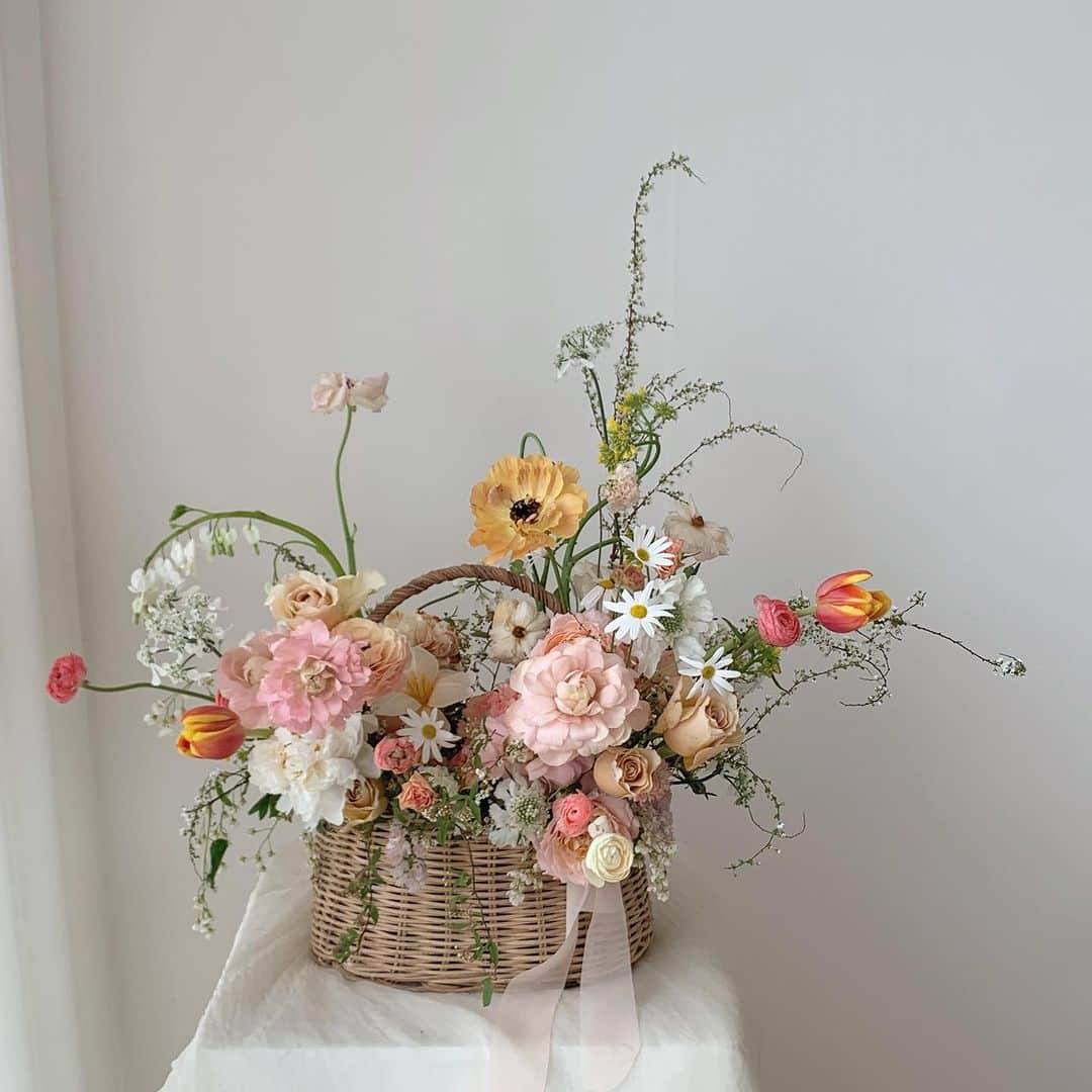 플로리스트 이주연 florist Lee Ju Yeonのインスタグラム：「. . flower basket 🤍 .  바네스플라워 VANESS FLOWER . Katalk ID vaness52 E-mail vanessflower@naver.com . Paypal payment possible . 서울시 중구 청파로464 브라운스톤서울 101동2806호 📞02-545-6813」