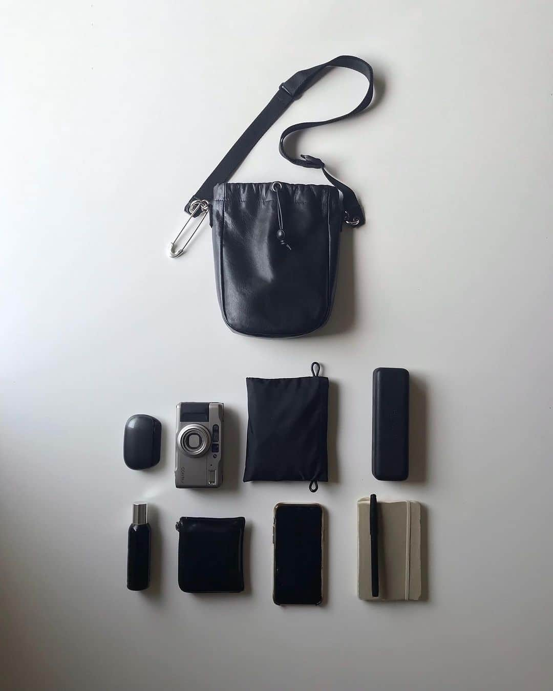 バンザイのインスタグラム：「DRAWSTRING SHOULDER BAG *BLACK*  牛革を使用した巾着型ショルダーバッグ。初期モデルを改良し、サイズ感はそのままに容量が増しました。 *ショルダーストラップとチェーンをどちらかお選び下さい*」