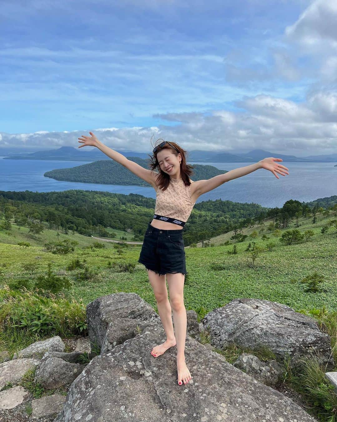 石井亜美さんのインスタグラム写真 - (石井亜美Instagram)「🌏  この夏の美幌旅〜！！  地球の生まれたての姿って こんな感じだったんじゃないかなぁ… と感じる美幌峠からの景色。圧巻です。  道の駅はご飯も美味しい😋   Thank you @takimasan✨✨ (道東で自然を体験したい方！ ツアーは @peacankikaku がおすすめ☺️)  @bihoro_touge  #bihoro #美幌 #美幌町 #美幌峠 #オホーツク #北海道旅行」9月6日 22時11分 - ami_ishii_