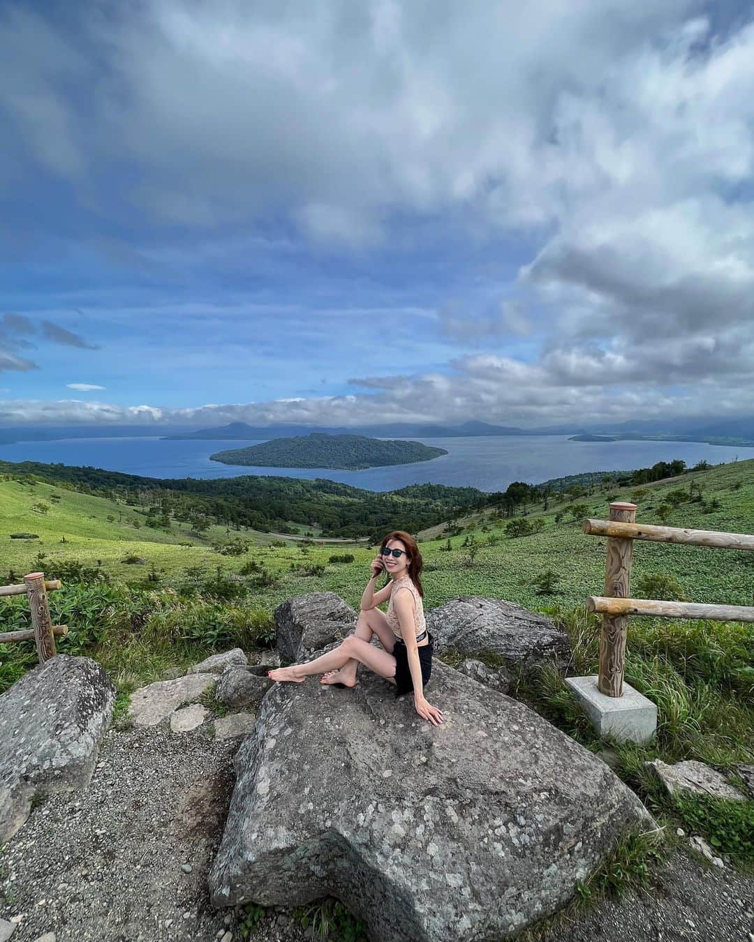 石井亜美さんのインスタグラム写真 - (石井亜美Instagram)「🌏  この夏の美幌旅〜！！  地球の生まれたての姿って こんな感じだったんじゃないかなぁ… と感じる美幌峠からの景色。圧巻です。  道の駅はご飯も美味しい😋   Thank you @takimasan✨✨ (道東で自然を体験したい方！ ツアーは @peacankikaku がおすすめ☺️)  @bihoro_touge  #bihoro #美幌 #美幌町 #美幌峠 #オホーツク #北海道旅行」9月6日 22時11分 - ami_ishii_