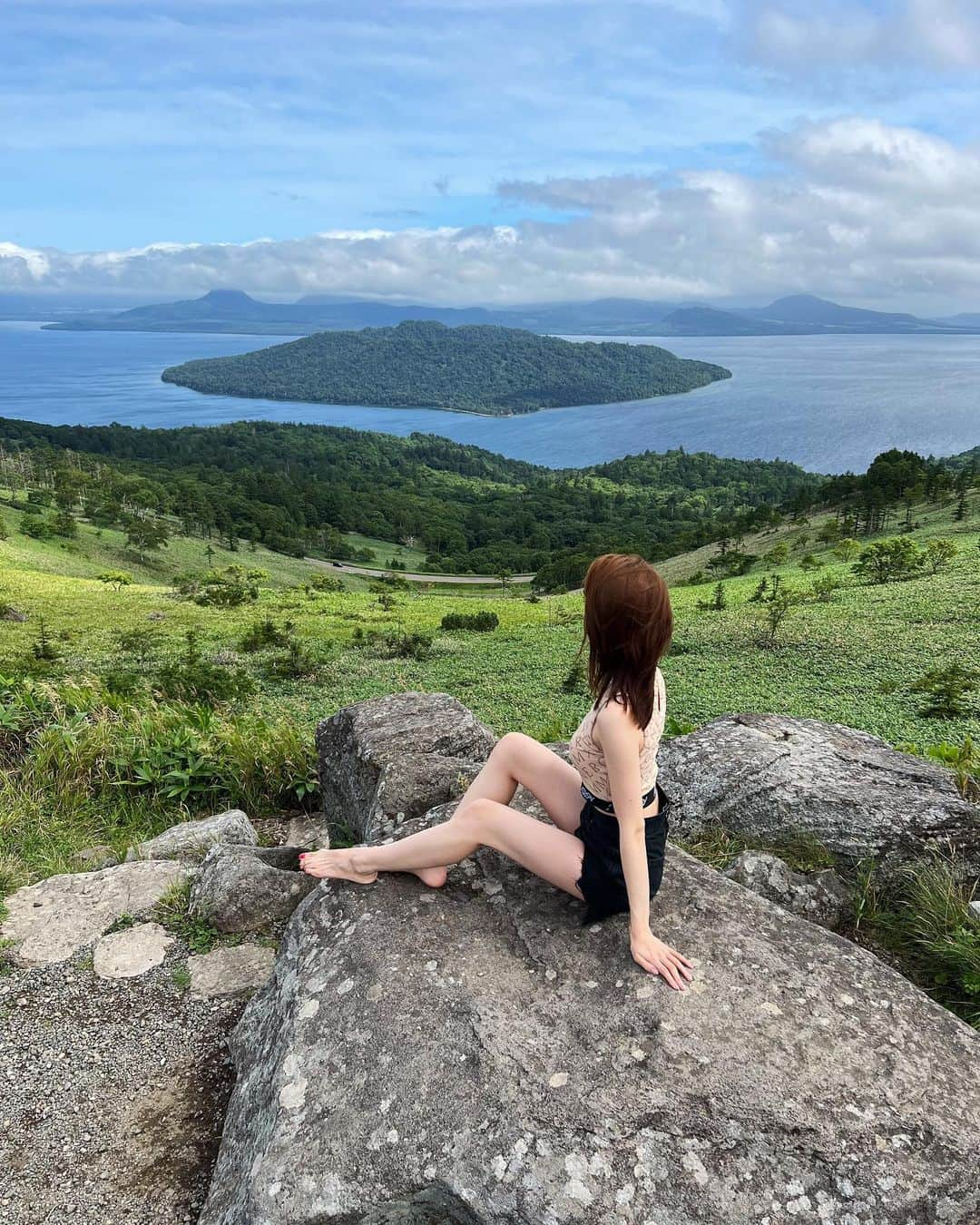 石井亜美のインスタグラム：「🌏  この夏の美幌旅〜！！  地球の生まれたての姿って こんな感じだったんじゃないかなぁ… と感じる美幌峠からの景色。圧巻です。  道の駅はご飯も美味しい😋   Thank you @takimasan✨✨ (道東で自然を体験したい方！ ツアーは @peacankikaku がおすすめ☺️)  @bihoro_touge  #bihoro #美幌 #美幌町 #美幌峠 #オホーツク #北海道旅行」