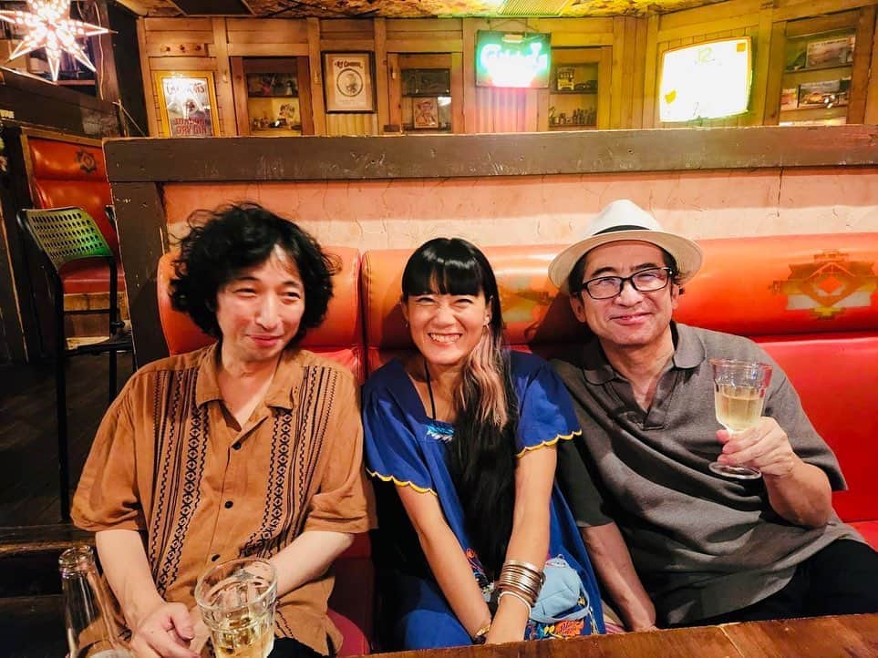 Leyonaのインスタグラム：「先日のGIG@サムズアップ ⁡ とてもご無沙汰リクオさんと 昨年ぶりのおおはたくん 御二方それぞれの演奏と デュオも聴けて楽しかった！ サプライズでB'dayの お祝いもしてもらい、、、 なんとケーキはオーナー佐布さんの手作り！！ 愛情とクリームたっぷりで ペロリといただきました🎂😋 みなさんありがとう😻」