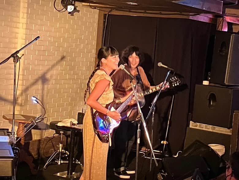 Leyonaさんのインスタグラム写真 - (LeyonaInstagram)「先日のGIG@サムズアップ ⁡ とてもご無沙汰リクオさんと 昨年ぶりのおおはたくん 御二方それぞれの演奏と デュオも聴けて楽しかった！ サプライズでB'dayの お祝いもしてもらい、、、 なんとケーキはオーナー佐布さんの手作り！！ 愛情とクリームたっぷりで ペロリといただきました🎂😋 みなさんありがとう😻」9月6日 22時11分 - leyonababy