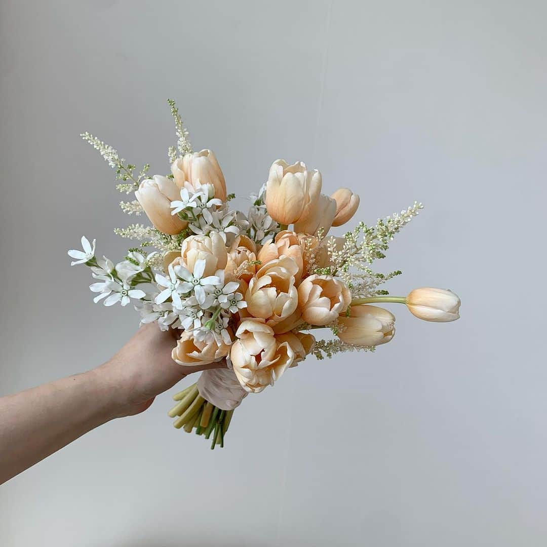 플로리스트 이주연 florist Lee Ju Yeonさんのインスタグラム写真 - (플로리스트 이주연 florist Lee Ju YeonInstagram)「. . bouquet 🤍 . 바네스플라워 VANESS FLOWER . Katalk ID vaness52 E-mail vanessflower@naver.com . Paypal payment possible . 서울시 중구 청파로464 브라운스톤서울 101동2806호 📞02-545-6813   #바네스부케 #부케 #웨딩부케#본식부케 #촬영용부케 .」9月6日 22時14分 - vanessflower