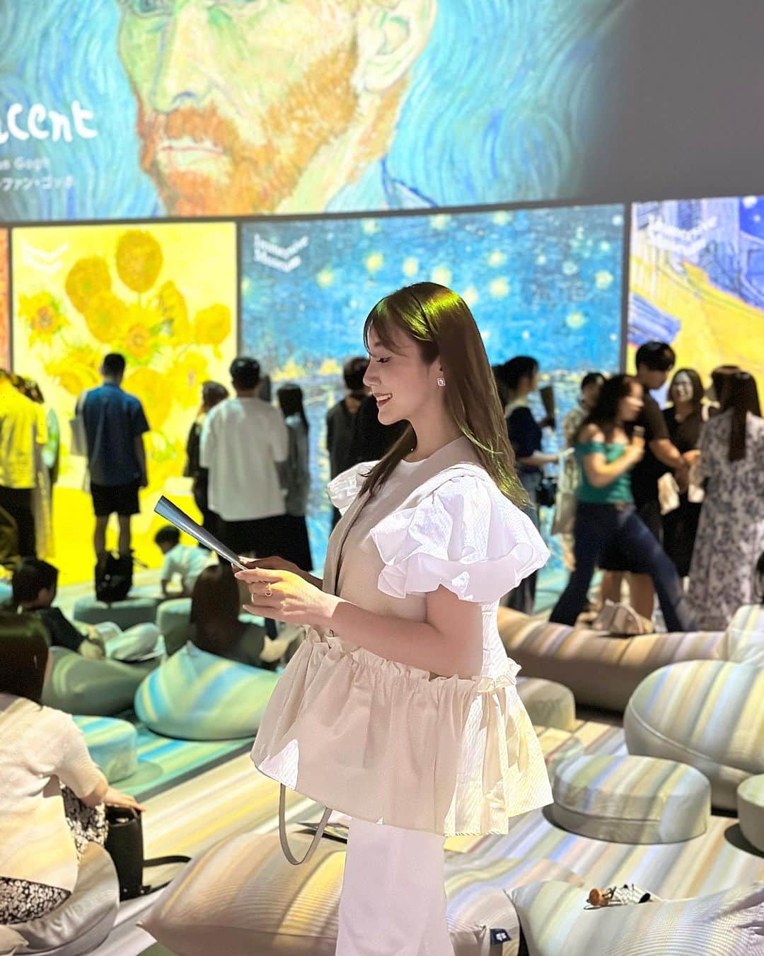 吉田美紀さんのインスタグラム写真 - (吉田美紀Instagram)「・ ・  “鑑賞する絵画から、体感する絵画へ” 🖼️  Immersive Museum TOKYOに行ってきました。  明るい気分になりたくて そういう時には明るいトーンの服を着るに限ります🤍  ジレは明日発売の新作  @lialapg   #coordinate #outfit #ootd #look #style #fashion #wardrobe #instagood #instafashion #コーディネート #ファッション #ママコーデ #ママコーディネート #ママファッション」9月6日 22時15分 - miki__yoshida