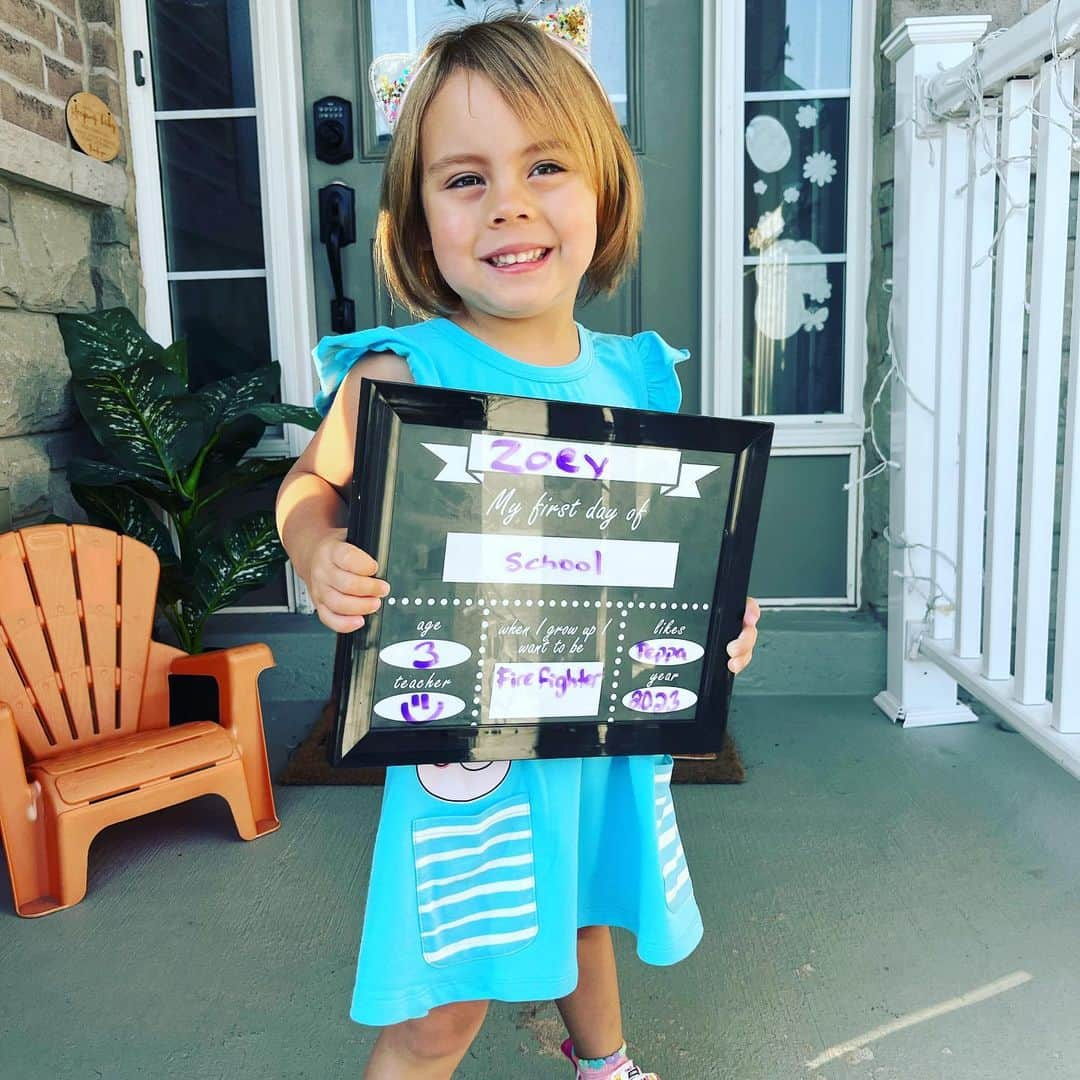 メーガン・デュアメルさんのインスタグラム写真 - (メーガン・デュアメルInstagram)「Zoey was bouncing with excitement to start kindergarten today!   My brave enthusiastic leader!  #kindergarten #firstdayofschool」9月6日 22時16分 - meaganduhamel