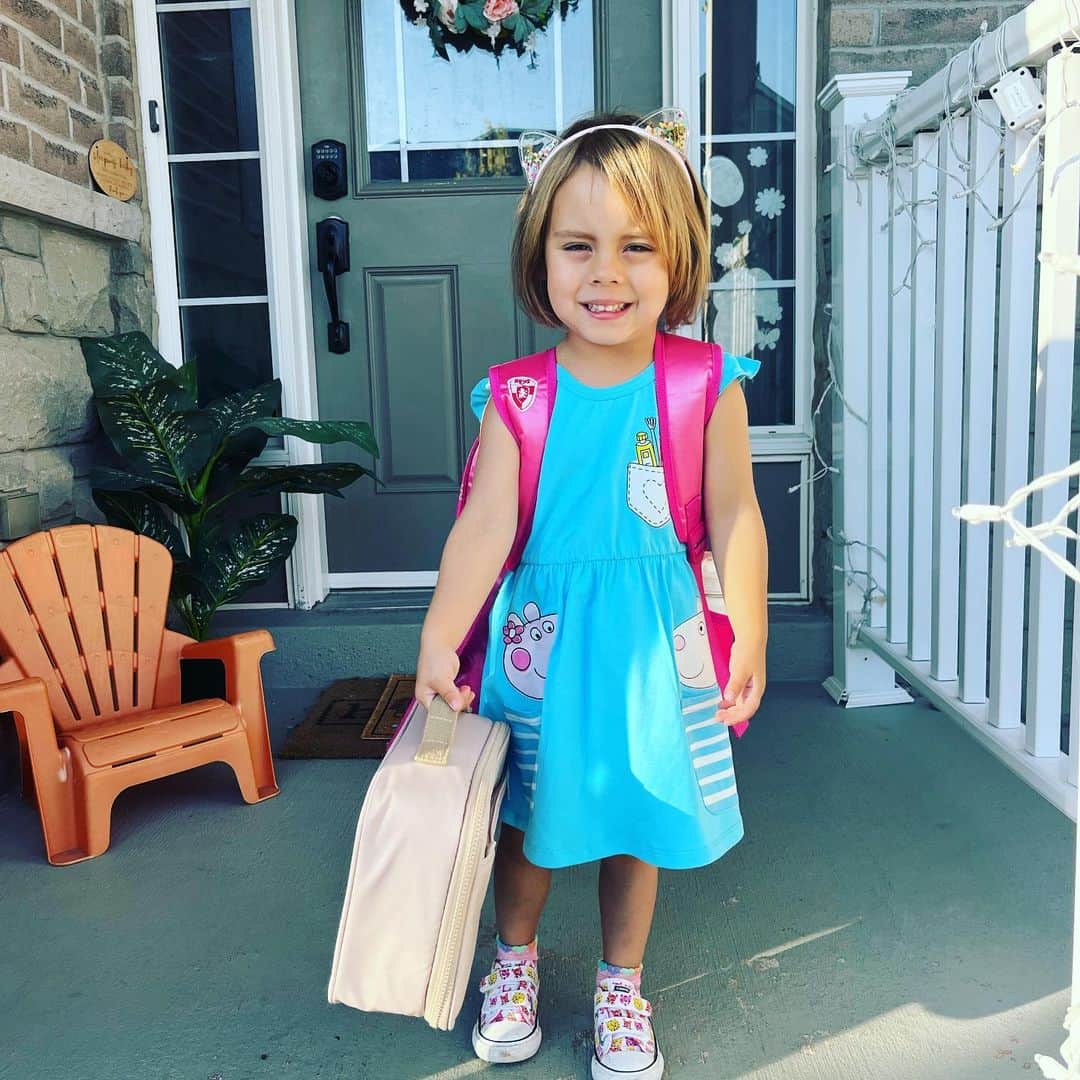 メーガン・デュアメルのインスタグラム：「Zoey was bouncing with excitement to start kindergarten today!   My brave enthusiastic leader!  #kindergarten #firstdayofschool」