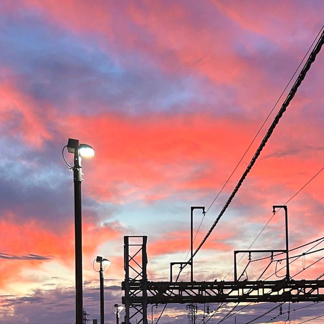 のインスタグラム：「. 最近空が綺麗‎☁️  秋に近づいてるね🍂  #夕焼け #空 #無加工」