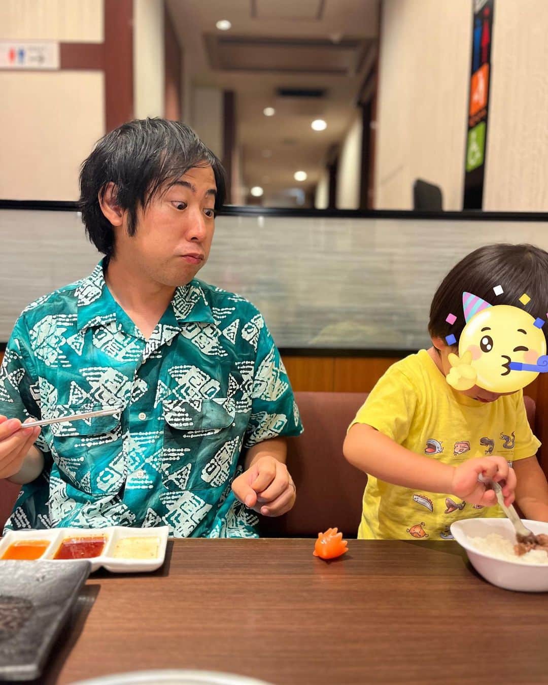 白井悠介さんのインスタグラム写真 - (白井悠介Instagram)「激レア深海魚オオメンダコを見に環境水族館アクアマリン福島にまた行ってきました( ´∀｀)  歩いていて楽しい水族館！エイが貝を食べるところを見たりオオグチボヤやシーラカンスの剥製を見たり、釣りして楽しんだよ！  ちびいむは鰯の大群に夢中でずっと鰯を観察してました\(^O^)/  夜ご飯はちびいむの大好きな焼肉！ 牛タンやカルビを爆食いしてた（笑）  #育児記録 #子連れおでかけ #水族館好き #オオメンダコ　#アクアマリンふくしま #2歳 #ぱぱすたぐらむ #子連れ福島 #水族館好きキッズ #関東子連れスポット #深海魚好き #子育てグラム」9月6日 22時27分 - y.shiraim