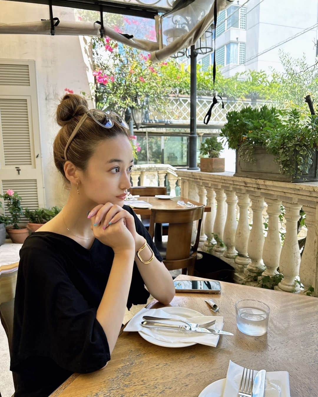 横川ミナのインスタグラム：「🍕ピザ食べる前に漢方飲んだのバレる😂🫢ww」