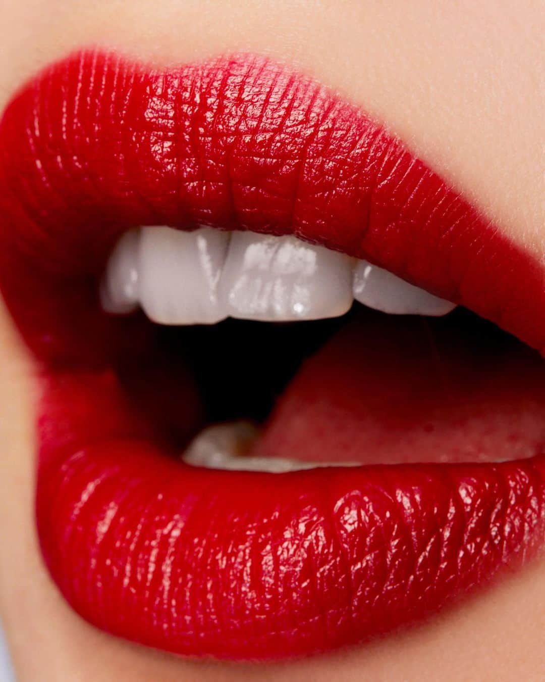 シャネルさんのインスタグラム写真 - (シャネルInstagram)「New 31 LE ROUGE. The House's most exclusive lipstick, inspired by a legendary address: 31 rue Cambon, the birthplace of CHANEL creation. 12 intense, long-lasting shades, as well as skincare benefits for firmer, smoother, better moisturized lips.   Models are wearing the shades: Rouge Tailleur Rouge Flou   #31LeRouge #CHANELMakeup」9月6日 22時22分 - chanelofficial