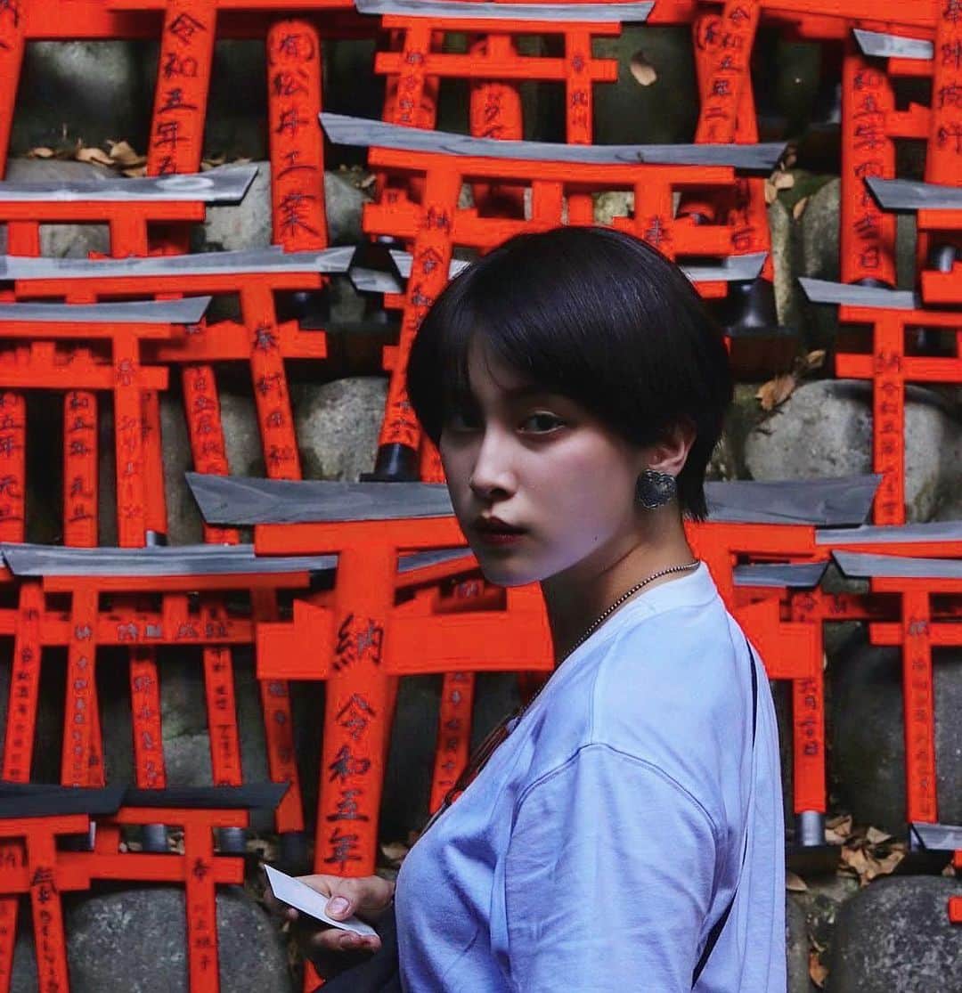 坂本澪香のインスタグラム：「なんとも言えない気持ちでした圧巻でした、まだまだ知らない土地場所が沢山 #伏見稲荷大社 大阪京都ならここ行け！シリーズお答え下さり有難うございましたあ」