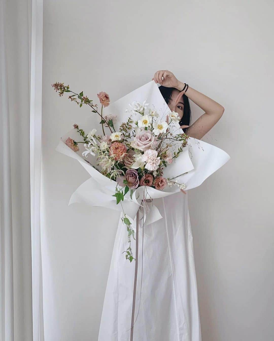 플로리스트 이주연 florist Lee Ju Yeonさんのインスタグラム写真 - (플로리스트 이주연 florist Lee Ju YeonInstagram)「. . 썸머의 가을꽃다발 🫶🏻 . 바네스플라워 VANESS FLOWER . Katalk ID vaness52 E-mail vanessflower@naver.com . Paypal payment possible . 서울시 중구 청파로464 브라운스톤서울 101동2806호 📞02-545-6813   #바네스부케 #부케 #웨딩부케#본식부케 #촬영용부케 .」9月6日 22時23分 - vanessflower