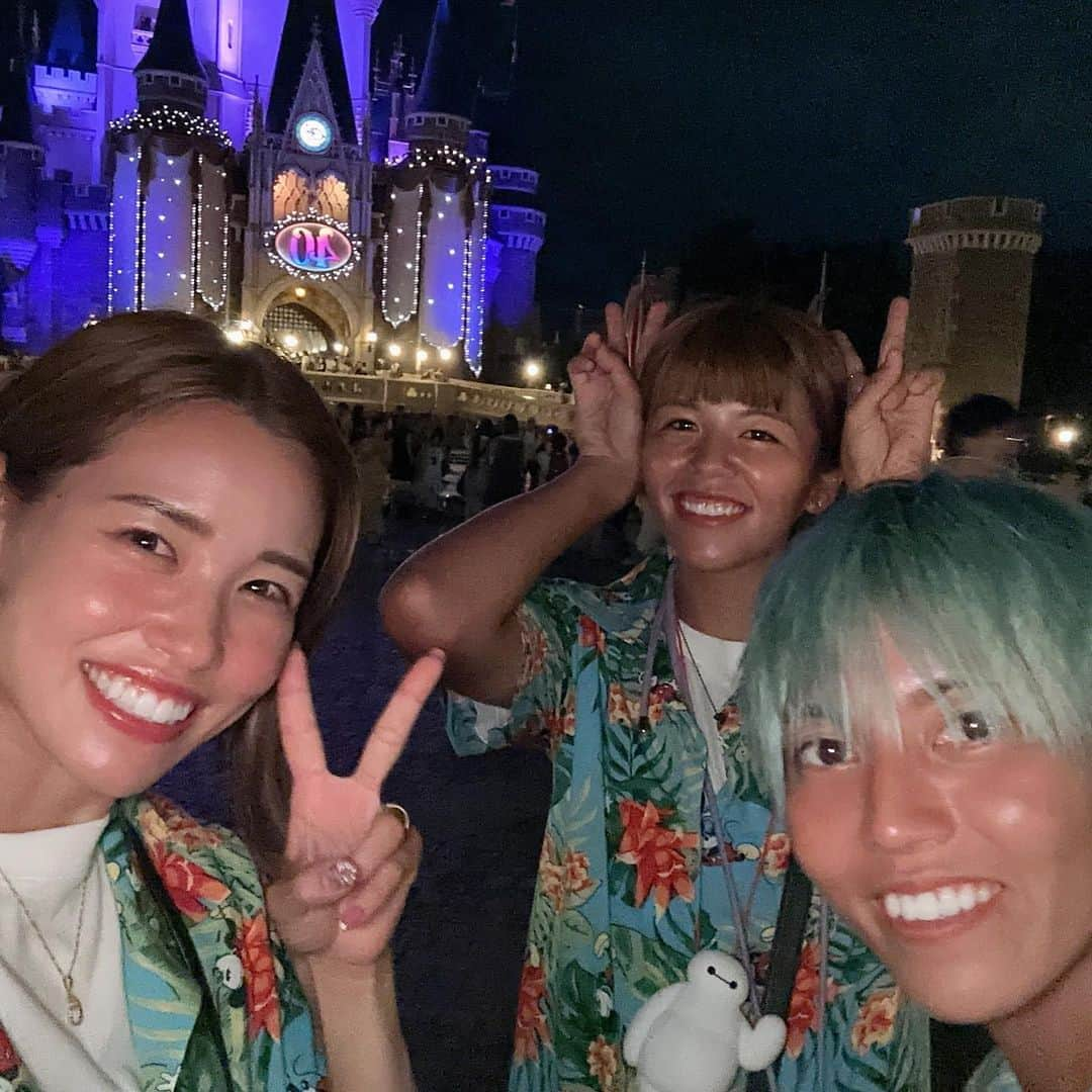 三谷沙也加さんのインスタグラム写真 - (三谷沙也加Instagram)「⁡ ⁡ ・ in ディズニーランド🐭❤️ ⁡ ⁡ くるみと2人で舞のお誕生日祝いしたよっ🙈❤️‍🔥 ⁡ めちゃくちゃ喜んでくれて サプライズしたこっちのほーが 楽しくてドキドキワクワクしちゃったのは内緒で🙊❤️ ⁡ ⁡ あぁ〜 サプライズってするほうもされるほうも 幸せって改めて気づけました☺️💕 ⁡ ⁡ ⁡ WEリーグ#nagano #acnpladies #パルセイロレディース#7#三谷沙也加 #9月3日で27歳になった大久保選手 #お誕生日おめでとう🎂🎉❤️‍🔥 #写真楽しさめちゃくちゃ伝わるよね？笑 #次は、くるみの番だね🙊笑」9月6日 22時24分 - sayaka_mitani7