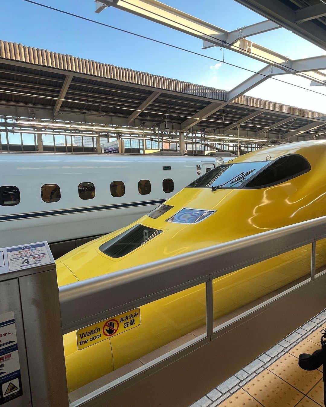 のインスタグラム：「🚄  ドクターイエローしゃしんをおすそ分け〜！  みんな見た事ある？  A rare bullet train called Doctor yellow!   #idol #アイドル #あいどる #NMB48 #nmb #07line #08line #ootd #oufit #Japan #15歳 #芳野心咲 #ドクターイエロー  #新幹線 #旅行 #大阪 #愛知 #東京 #いいね #フォロー #like #follow」