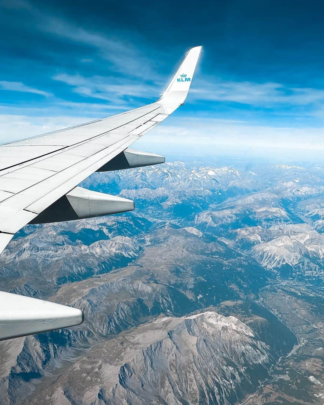 KLMオランダ航空のインスタグラム：「That’s what we call a sneak ‘peak’! 👀  📸: @malinverweij   #KLM #royaldutchairlines #mountains #landscape #avgeek」