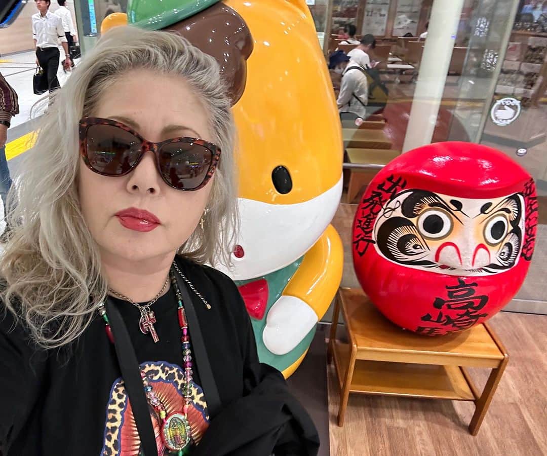 JILLのインスタグラム：「9月ラジオ高崎ジルプレ終了👍  カルピスプロモ二代目の森ちゃん、 山賀パイセンのようにビッシリと 書き込んだ資料持参でした。 初デビュー頑張りましたね💪  9/17は館林工場で アサヒ飲料工場フェス💕 みらいミュージアムも予約なし。 チャンスですよ👍  詳細は アサヒ飲料工場フェス で検索して下さいませ。  9/9は新宿高島屋で ラジ高のスペシャル番組で生放送❣️ ライブも私とおおくぼけいくんで やりまーす🙆‍♀️  #アサヒ飲料  ———————————— #09月09日新宿高島屋 #09月30日billboardlive横浜 #10月03日billboardlive大阪 #10月29日REDROCKS #11月03日西条市ストーンハンマー #11月04日西条市こけら落とし  ———————————— #jillpersonz  #personz  #youtubepersonzチャンネル #note  #jillpersonz  #エアプレ #JILLプレ #ラジオ高崎 #三味線jill屋」