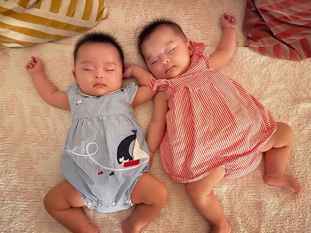 小川ひとみのインスタグラム：「最近は娘達は19:30に就寝zzZ お洋服どちらに赤？どちらに青？ と選びきれず交換して着せています🥰 いつか娘達が大きくなった時に "ママ、どうして♡♡ちゃんだけ 可愛いお色ばかり着てるの？" と写真を見て言われないように🤭 おやすみなさい💓 一枚目と二枚目、Babyが違うの 分かるかな〜？✨ #goodnight #twins #4ヶ月」