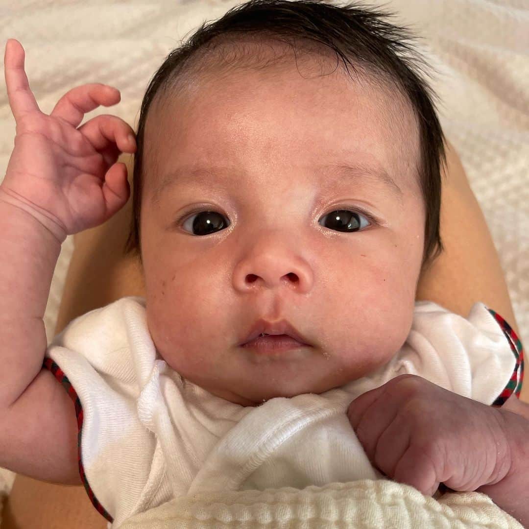 木村安梨沙のインスタグラム：「28日であっという間に2ヶ月👏 追視できるようになってきて日々キョロキョロ👀 あとは夜も20:00のミルク🍼飲んでから 朝の4:00〜6:00の間に起きて それまでぐっすり眠ります💤 それだけでも大助かりです、、、 でも日中はお兄ちゃんにまだ手がかかるので やっと寝れてもお兄ちゃんの大声や ちょっかいで起こされてなかなか寝れず🤣 だからまとめて夜寝てくれるのかも。笑 ふっくらしてきてむちむちの手足が愛しい。 そして手のひらがミルク臭いのも愛しい。ふふふ 泣いたらとんでもなく大声で泣いて なかなか泣き止まないし 抱っこマンやけど可愛くて仕方ないです😤 これからも元気に健やかに育ってね✨」