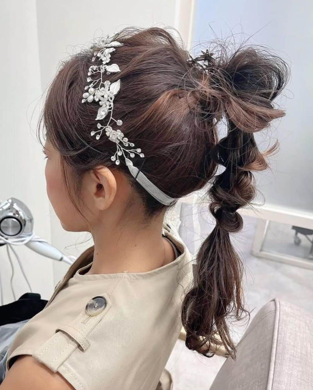 ひぃさんのインスタグラム写真 - (ひぃInstagram)「ヘアセット⭐️ この感じが最近好きで☺️💖 似てる様に見えて全然違うのです✨✨ 普段は髪おろしてストレートな時が多いですが、可愛くセットしていただくと気持ちも上がる☺️✨✨✨ ヘアセットは　@nobuco03   さんによくお願いしてます⭐️写真のヘアセット💖🙏いつも凄く可愛くアレンジしていただき感謝✨  #hair#hairstyle #hairstyles #hairset #アップスタイル #ヘアセット #ヘアアレンジ #hairarrange #ヘアカラー #美容室#美容院#ヘアカタログ #ロングヘア #longhair #hairsalon #ヘアアクセサリー #ヘアアクセ #みつあみアレンジ #編み込みアレンジ #ポニーテール#ポニーテールアレンジ #ポニーテール女子 #ponytail」9月6日 22時30分 - hii.piccolo