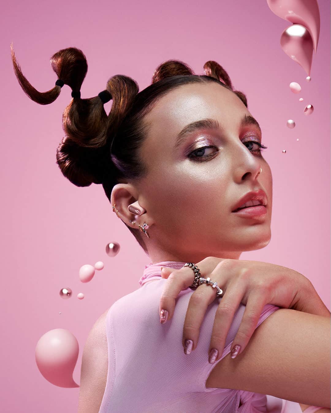 ビーツ・エレクトロニクスのインスタグラム：「Drop everything, the new Beats Studio Buds + have landed in Cosmic Pink. Tap to shop.   @emmachamberlain」