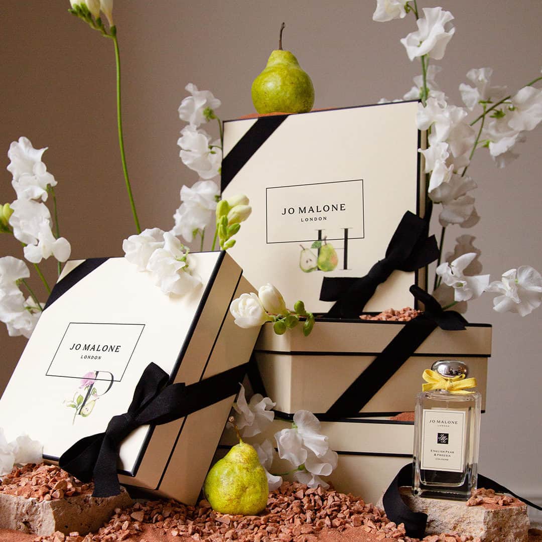 Jo Malone Londonさんのインスタグラム写真 - (Jo Malone LondonInstagram)「Share a pear with someone special and gift beloved English Pear & Freesia or new English Pear & Sweet Pea. Swipe and tap to see what’s inside the cream and black boxes. #EnglishPear」9月6日 23時01分 - jomalonelondon
