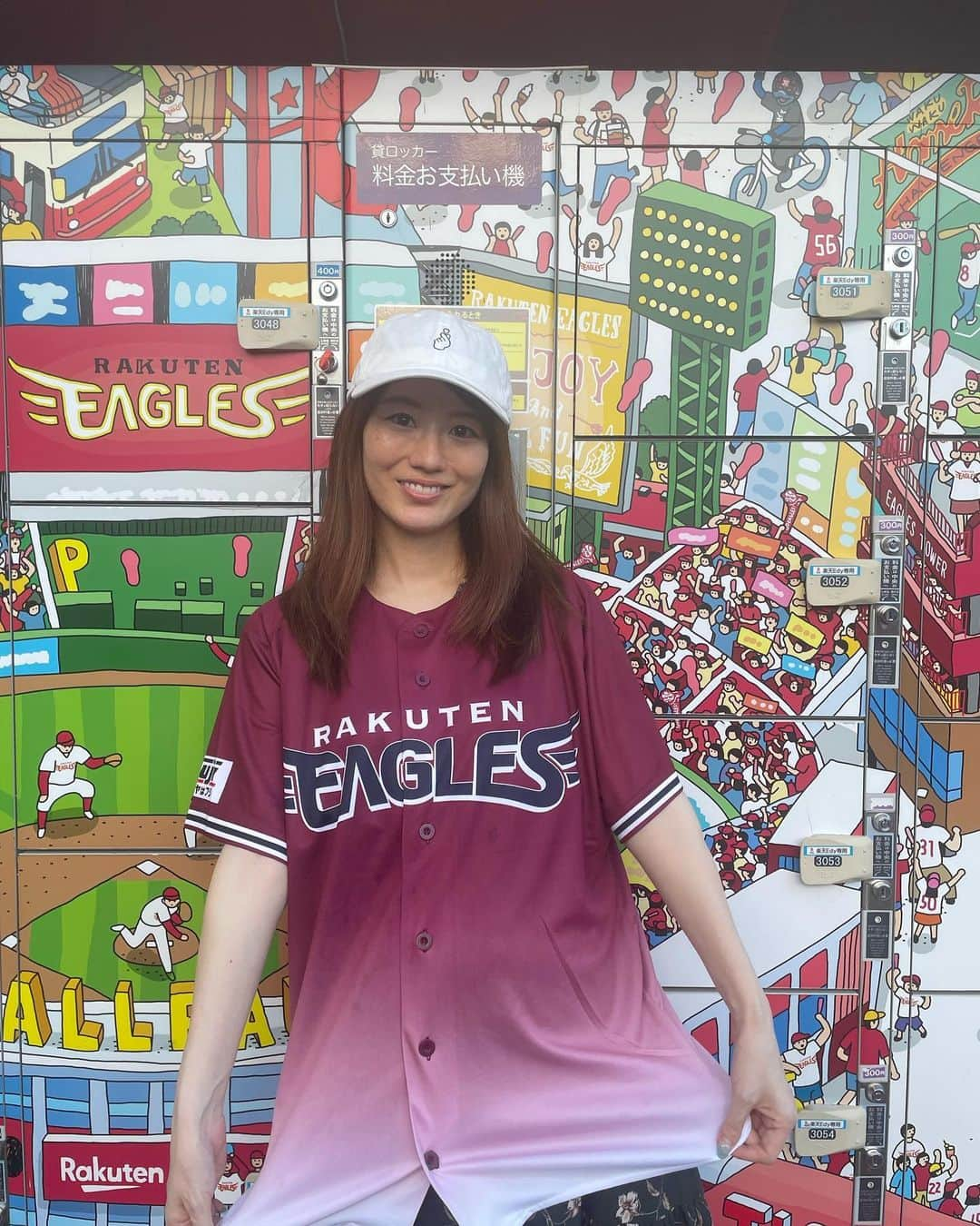 にゃんさんゴルフさんのインスタグラム写真 - (にゃんさんゴルフInstagram)「久々に仙台⚾️！久々の外野席！ 前回行ったときは球場の名前 コボスタだったような🤣🤣  ユニフォーム貰える日だったー！ Mサイズにしたよ🙆‍♀️ 先発マー君！  水素水も飲んだ🙆‍♀️  #野球観戦#スポーツ観戦#楽天#楽天イーグルス  #楽天生命パーク宮城#仙台#仙台旅行 #オードヴィー#水素水#美活習慣#ハイブリットウォーター #baseball#sendai#trip」9月6日 22時31分 - miiiii0228