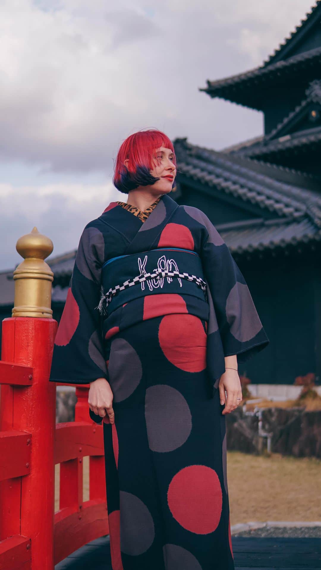 Anji SALZのインスタグラム：「Love that Japanese Kimonos can just be worn almost as usual while carrying a big bump 🥰 (this is a throwback to last December btw!!) 妊娠してもスタイリッシュな着物コーデを着ることはできるのはすごいよね❤️  #japanesekimono #ootd #pov #kimono #explorepage #japan #kimonostyle #pregnancyfashion #妊娠8ヶ月 #妊婦コーデ #和装 #着物 #着物コーディネート #鹿児島 #korn #kornfamily @korn_official」