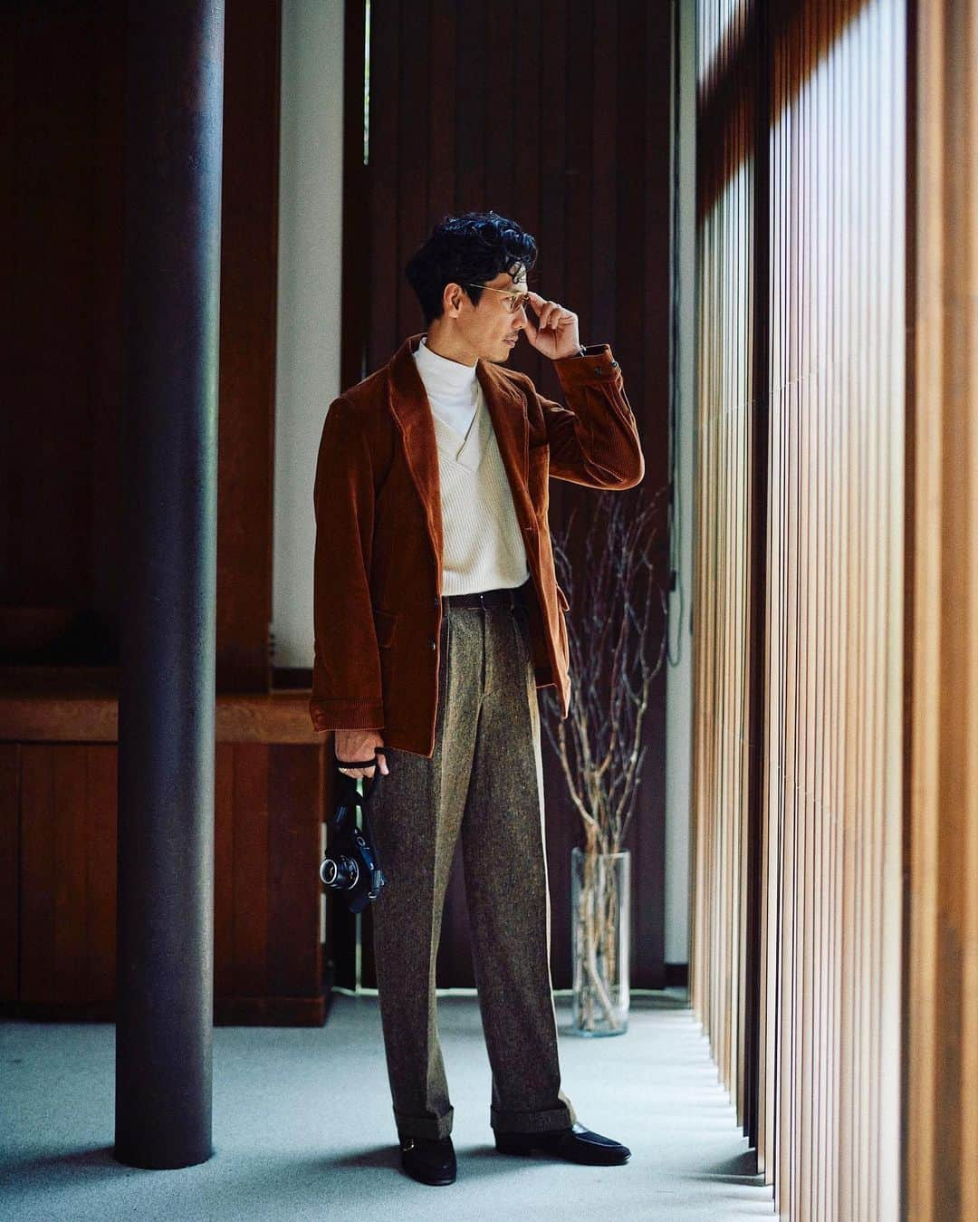 Shuhei Nishiguchiさんのインスタグラム写真 - (Shuhei NishiguchiInstagram)「"2023AW My recommended styling⑦" @mr_beams_webmagazine  23AWにご用意したのはフレンチハンティングブランド"アルテュメス"のテバジャケットです。元アルニスのデザイナーであったドミニク ルリスさんが手掛けているだけあって、その空気感をふんだんに感じさせる一品です。  そのテバジャケットを軽快に見せるように、 インナーはコットンのモックネックとカシミアリネンのスクールニットのオフホワイトのレイヤード、ホームスパンのトラウザーズでさらりと着てみました。秋冬らしい色彩と素材感、どこか古き良きパリのテイストを大切にしたスタイリングです。  Ph. @satoshikuronuma   Jacket： @artumesandco  Knit： @colhays  Hi-neck： @agnesb_officiel  Trousers： @bernardzins  Shoes ： @baudoinlange  Eyewear： @oliverpeoples   #beamsf #vintagestyle #huntingjacket #frenchstyle #classicmenswear #vintagefashion #ootdmen」9月6日 22時34分 - shuhei_nishiguchi