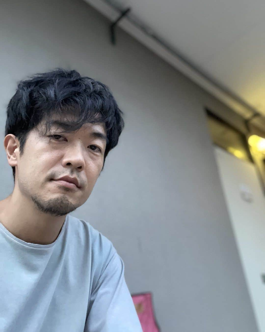 関幸治のインスタグラム：「ある作品の初号試写を本日やっと見ることが出来ました。みんなで駆け抜けた去年の9月。本当に完成して良かった。 みんながとてもとても輝いてました。 スタッフの方々、地域の方々、関わってくれたみんなの思いが重なりまくった重厚な作品になってました。  僕のやれることは全て出し振り切りました。これが最後でも良いという覚悟で。そしたらとてもとても良い顔してたんです。関幸治という俳優、めちゃくちゃ良いじゃんと初めて心から思えました。  だけど自分一人の力じゃなく周りの人たちのお陰でしかないんです。 当たり前ですがこれからも周りに感謝を忘れず誠実に熱らず、驕らず、昂らず全うに生きていきたいと心から思います。 そしてこの映画が沢山の人に届きますようにと祈ります。」