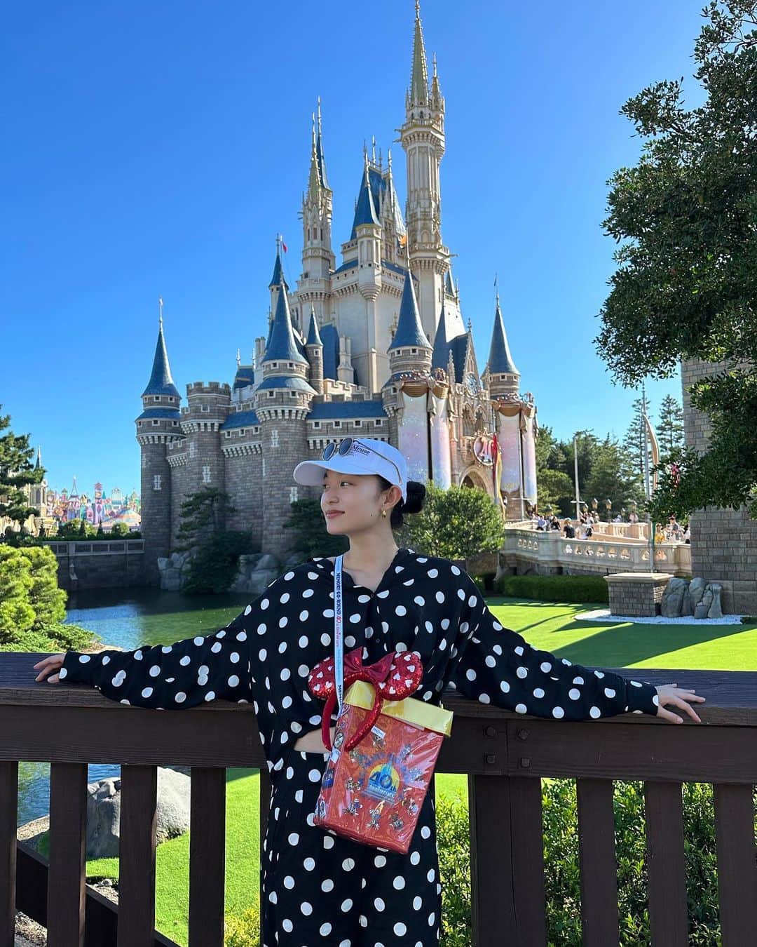 阿部朱梨のインスタグラム：「みんちゃんとディズニー行くたびに 雨を降らせてた私が ついに晴れ女になれた記念すべき日でした🤭👏  みんちゃんにイヤー選んでもらって 欲しかったバケットも買えてハピハピ🤍  #ディズニーランド #ディズニーコーデ #ドットのアイテム身につけて #ミニーちゃんに会いに行ったら #ミニーちゃんチェックきてた #サプライズ」