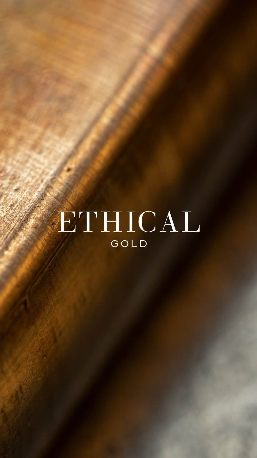 ショパールのインスタグラム：「When ethics meet aesthetics. Shining tokens of Chopard’s commitment to sustainable luxury, our iconic jewellery is crafted from 100% #EthicalGold, as are our gold watches, since 2018. As Artisans of Emotions, we could not imagine it any other way. #Chopard #ArtisansOfChopard #Craftsmanship #SavoirFaire #TheJourneyToSustainableLuxury #LucentSteel」