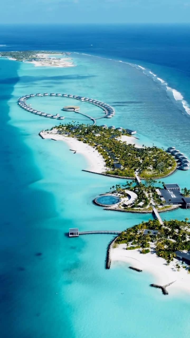 のインスタグラム：「Maldives Islands - Escape to Paradise.  Connect with us @nichegetaways to book your vacation at the Ritz-Carlton Maldives.   🎥 @tomclaeren   #nichegetaways #maldivesislands #luxurytravel #summertravels #travelinspiration #islandvacations #traveltheworld #holidayinspo #luxurydestination #ritzcarltonhotels #ritzcarltonmaldives #luxurybeachresort #fivestarhotel #islandresort #maldivesluxuryresort #overwater #luxuryvacation #rcmaldives」