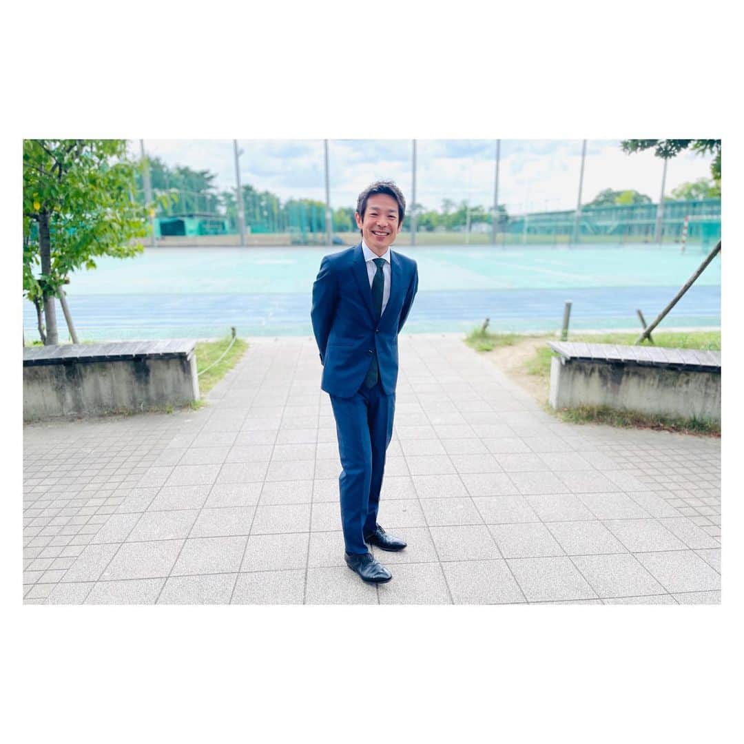 清水健のインスタグラム：「. 講演会 講師／2023年9月6日 #報徳学園 #清水健講演会 #保護者会   報徳学園 令和5年度 推譲会教育部講演会 講演会 講師を務めさせていただきました。  講演会当日まで、何度もご担当者様と、 やり取りをさせていただき、この日を。  ご参加いただいた方々は、 僕にとって子育ての先輩方になります。  その中、何を伝えることができるのか。  悩みます。迷います。答えが見つからない。 そんな時もあると思います。僕自身もです。  でも、みんなが、当たり前に、 もっと子どもたちと笑いあっていきたい、  そして「家族みんな」で、学校のみんなで、 仲間とも笑いあっていきたいと思っている。  同じ「ひとり」の親として、少しでも一緒に、 子どもたちに「今できる」ことを考え思えた、  そんなお時間であれば嬉しく思います。  #伝える #言葉の力 #大丈夫 #感謝  #みんなと一緒に #ひとりじゃない   報徳学園、生徒のみんなへ！ 本当に素敵なお父さん、お母さんだよ。 声を大にして言わせてください。  今できることは？今思うことは？ 大切な人のために「何が」できるだろう。  九月は「がん征圧月間」でもあります。 皆様ご自身の健康が大切な人を守ることにも。  素敵な出会い、素敵な時間でした！  ご参加くださいました皆様、 報徳学園推譲会教育部の皆様、  全ての皆様に感謝申し上げます。 ありがとうございました。  -----＊-----＊-----＊-----＊-----＊-----  ■ 清水健／講演会・司会・出演 等 → プロフィールのURLから ご依頼は清水健オフィシャルサイト  #清水健 #アナウンサー #112日間のママ  #講演会 #司会 #出演 #多くのご依頼に感謝   -----＊-----＊-----＊-----＊-----＊-----  #親としてできること #大切な人を守るために  #中学生 #高校生 #親もひとりの心 #自分を大事に   #シングルファザー #シミケン #堺市出身  -----＊-----＊-----＊-----＊-----＊-----  清水健 20年来の「親友との贈り物」サイト ■ 詳細はこちら → @hidagyu.japan   大切な人への贈り物には「飛騨牛ギフト」 #結婚祝いギフト #贈り物に最適 #飛騨牛」