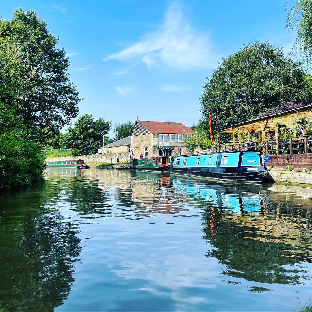 トヴァ・フェルドシャーのインスタグラム：「Barging at Bradford on Avon with beloved British cousin Karen Shafron」