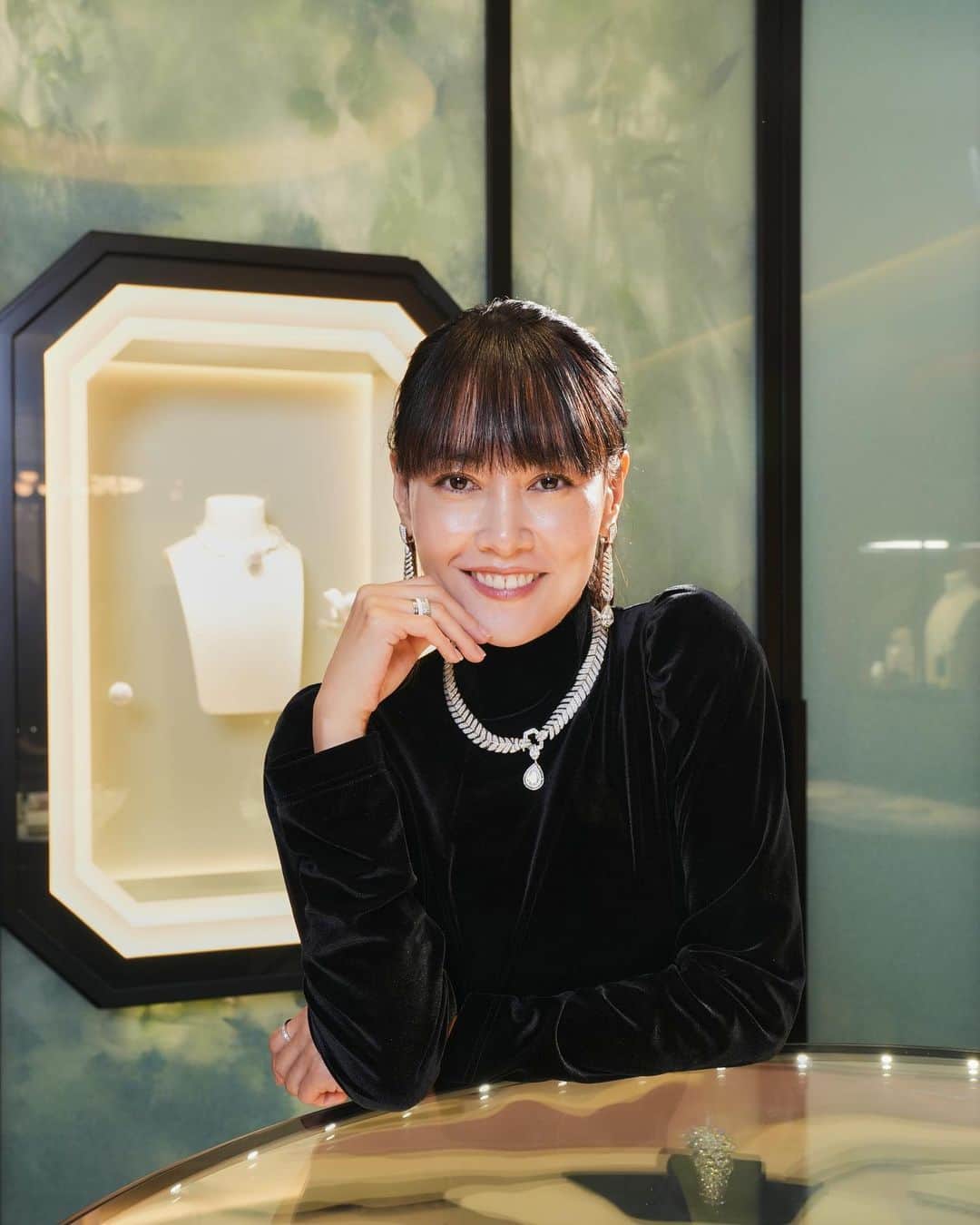 菊地凛子のインスタグラム：「9月8日にグランドオープンする「ブシュロン銀座本店」にご招待いただき、ひと足先にラグジュアリーを体感してきました。  パリ・ヴァンドーム広場の本店に次ぐ世界最大規模の旗艦店。 メゾンが創業時から大切にしている自然をテーマにされているとのことで、とても落ち着く装いの店内ではゆったりとした気持ちで、日本ではじめて常設されるアーカイブのジュエリーたちを眺めることができます。  @boucheron は私にとっては上海国際映画祭でも着用させていただいた思い出深いジュエリー。 普遍的な美しいデザインの中に、どこか可愛らしさがあったり 身につけるだけで自分の気持ちをアップさせてくれた存在でした。  #BoucheronGinza、#Boucheron、#ブシュロン」