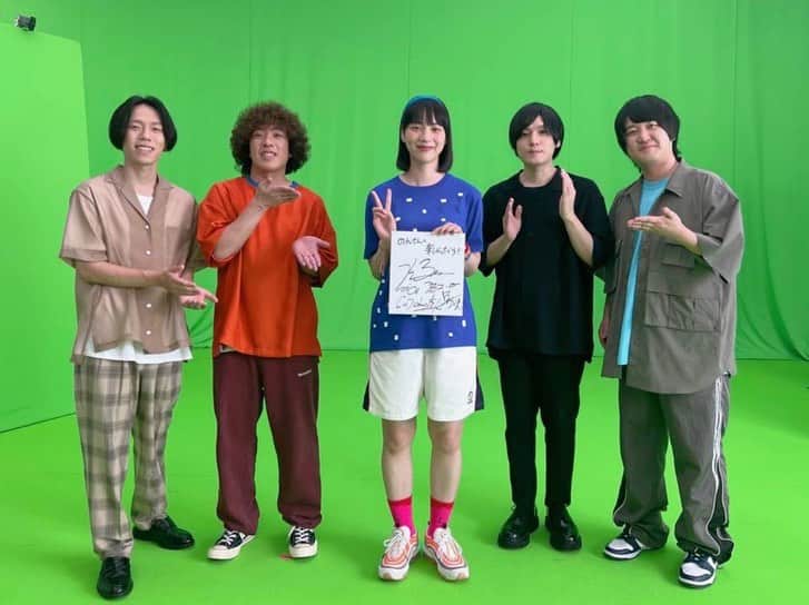 のん（能年玲奈）のインスタグラム：「KANA-BOONさんの新曲「ソングオブザデッド」のMVに出演しました。 100人ののん。舞台は高校の体育祭。  色んなのんを演じました🏃‍♀️🏃‍♀️  今日はなんとベースの遠藤さんのお誕生日、おめでとうございます！🎂  KANA-BOONさんのYouTubeで公開されているので、 のんファンのみんなも、いっぱい見てね〜  NON Hair&Make up: Shie Kanno  #KANABOON @kanaboon_official_insta  #ソングオブザデッド #ゾン100 #のん100」
