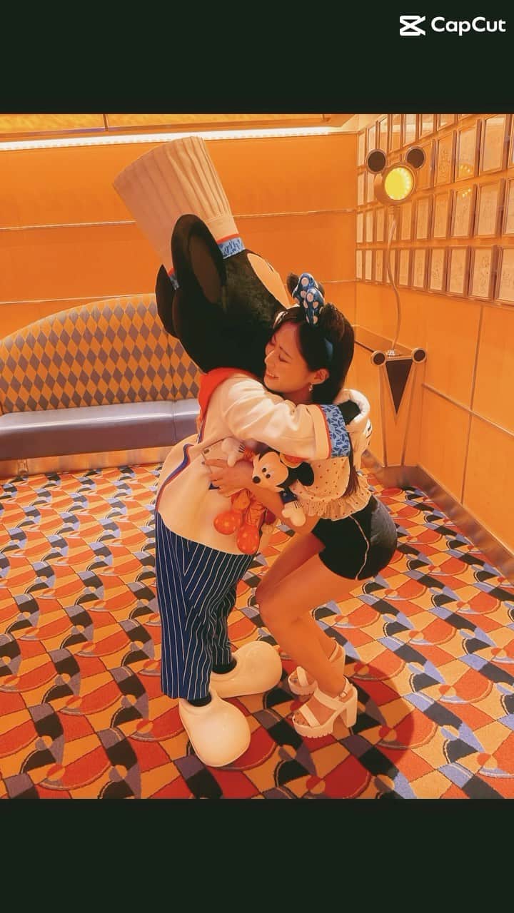 ゆずのインスタグラム：「人生初のシェフミ🥹💖💖💖 予約枠を見続ける1週間を過ごしてたら奇跡的に取れました🫶🏻 偶然見つけた枠だったので1人で行ってきたよ🥹💖💖💖 シェフ姿のミッキー可愛すぎるよ🥹1人でもミッキーとキャストさんのおかげで楽しめた💟 大食いのわたしだけど、この日はミッキーに緊張して全然食べれませんでした！ ハロウィン限定ドリンク追加注文したよ🎃  #シェフミ#シェフミッキー#ディズニーアンバサダーホテル  #ディズニー#ミッキー#元共通年パ  #disneyland#disney#chefmickey」