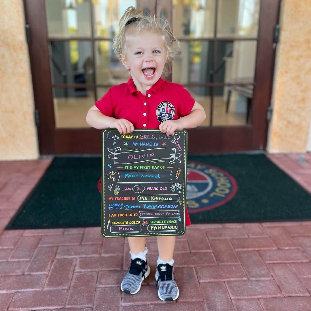 CarolineWozniackiのインスタグラム：「Olivia’s first day at school! I think the excitement on her face says it all! 😃 #proudparents」