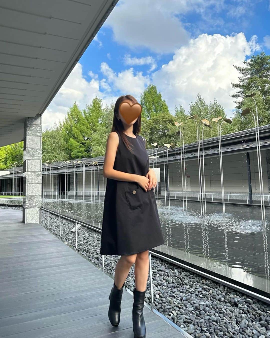稲川千里さんのインスタグラム写真 - (稲川千里Instagram)「娘たちのリンクコーデに合わせて着てこうと楽しみにしていた @st.rooney のワンピース🖤  私の顔がこの世の終わりすぎてスタンプ必須ですが、ワンピースはとっても可愛いので載せます🥹  張り感のある素材と絶妙なAラインのシルエットが綺麗で、一年中着れるデザインなので活躍してくれそう🫦  私のクローゼットは @st.rooney だらけです😌🖤  #150cmコーデ #sサイズコーデ #小柄コーデ #おちびコーデ #ちびコーデ #小柄ファッション #小柄ブランド」9月6日 22時47分 - chiicamera