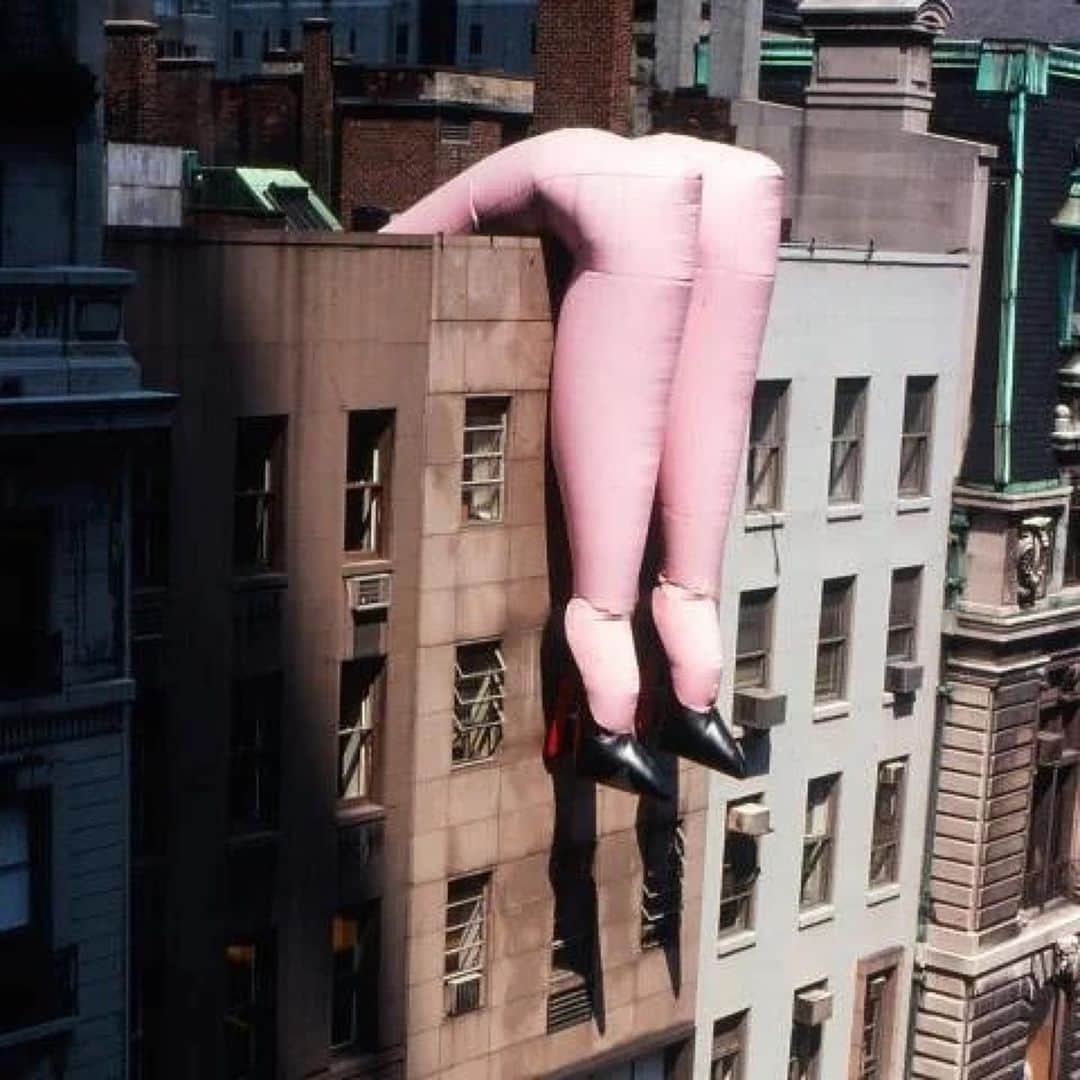 エイミー・セダリスさんのインスタグラム写真 - (エイミー・セダリスInstagram)「@smeszaros thanks for sending @chloehartstein  ・・・ ‘Della (Waiting)’🦵👠🦵50-foot inflatable, suspended over the roof of the Museum of Contemporary Crafts, Ann Slavit, New York City, 1978.」9月6日 22時50分 - amysedaris