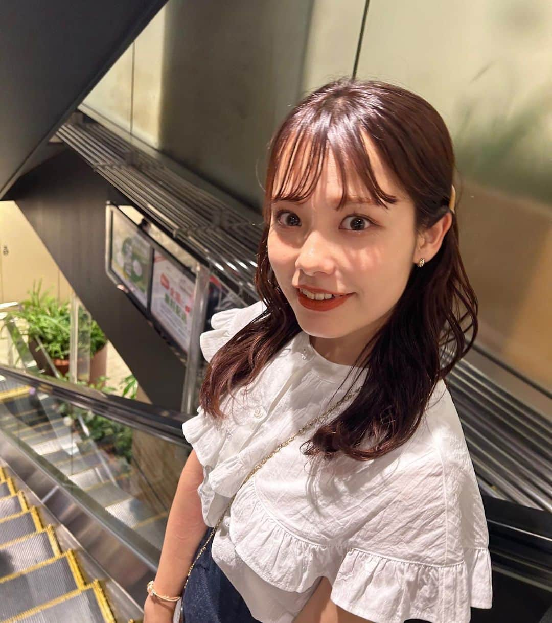 前田希のインスタグラム：「この前のお休みの日☺︎ 横浜のどこのエスカレーターでしょう、、？🤣 . iPhone置いていきやすいから←ちゃんとして😌 @cherie_ac_official のスマホショルダー 可愛くて気に入って使ってます🍒」