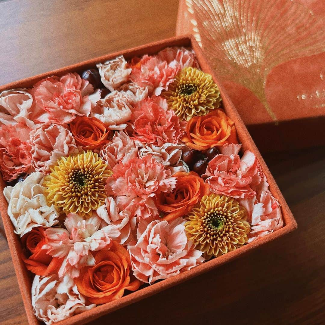 平祐奈のインスタグラム：「🤎🧡🤎 まだまだ太陽は元気だけど だんだん秋めいてきましたね🍂  BOXの質感が可愛すぎてついつい触っちゃう。。♡ #ニコライバーグマン #nicolaibergmann  #floralautumn」