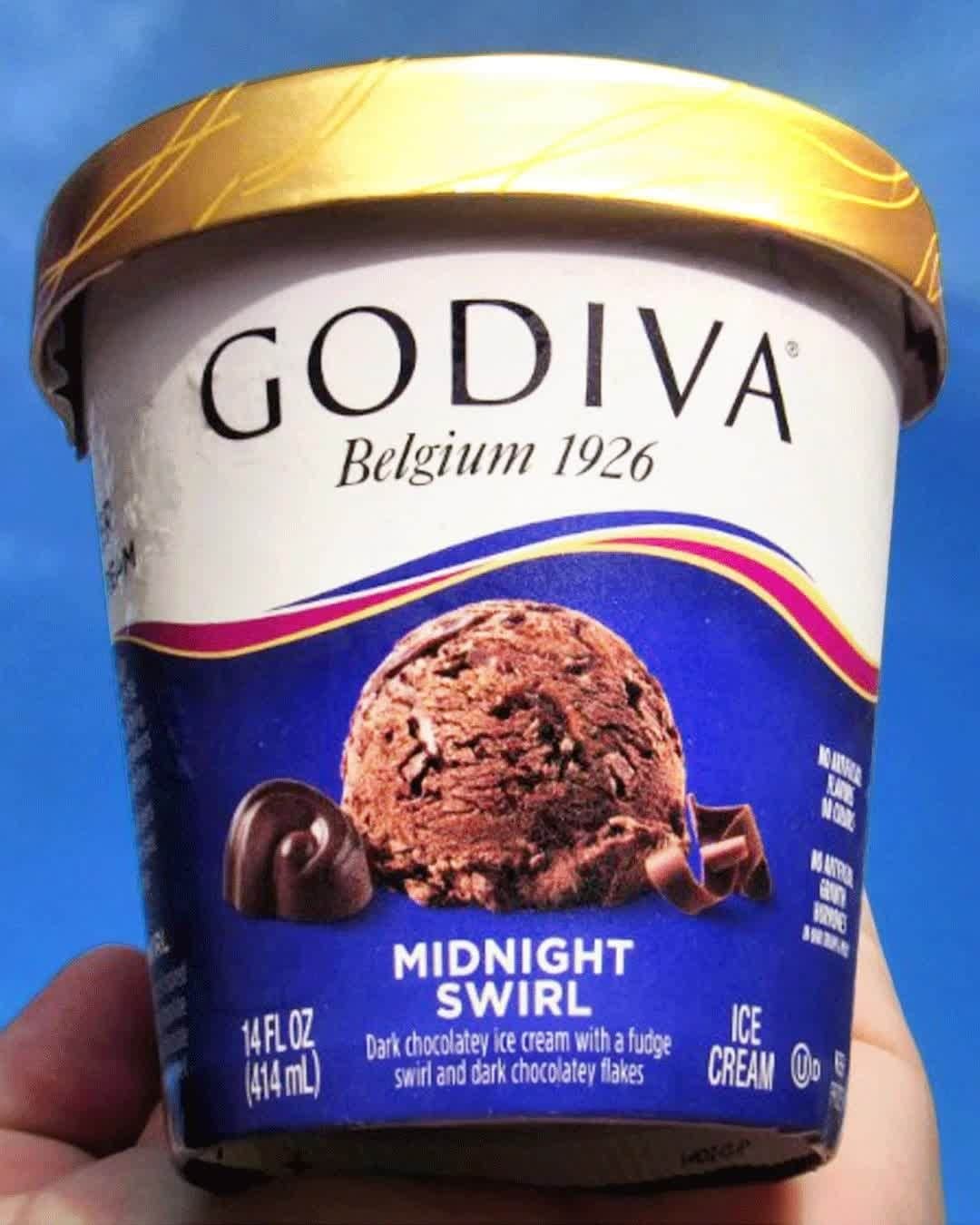 GODIVAのインスタグラム：「Behold, GODIVA Midnight Swirl Ice Cream! Our dark chocolate ice cream is blended with a fudge swirl and dark chocolatey flakes. 😋 📷 by @snackskies」