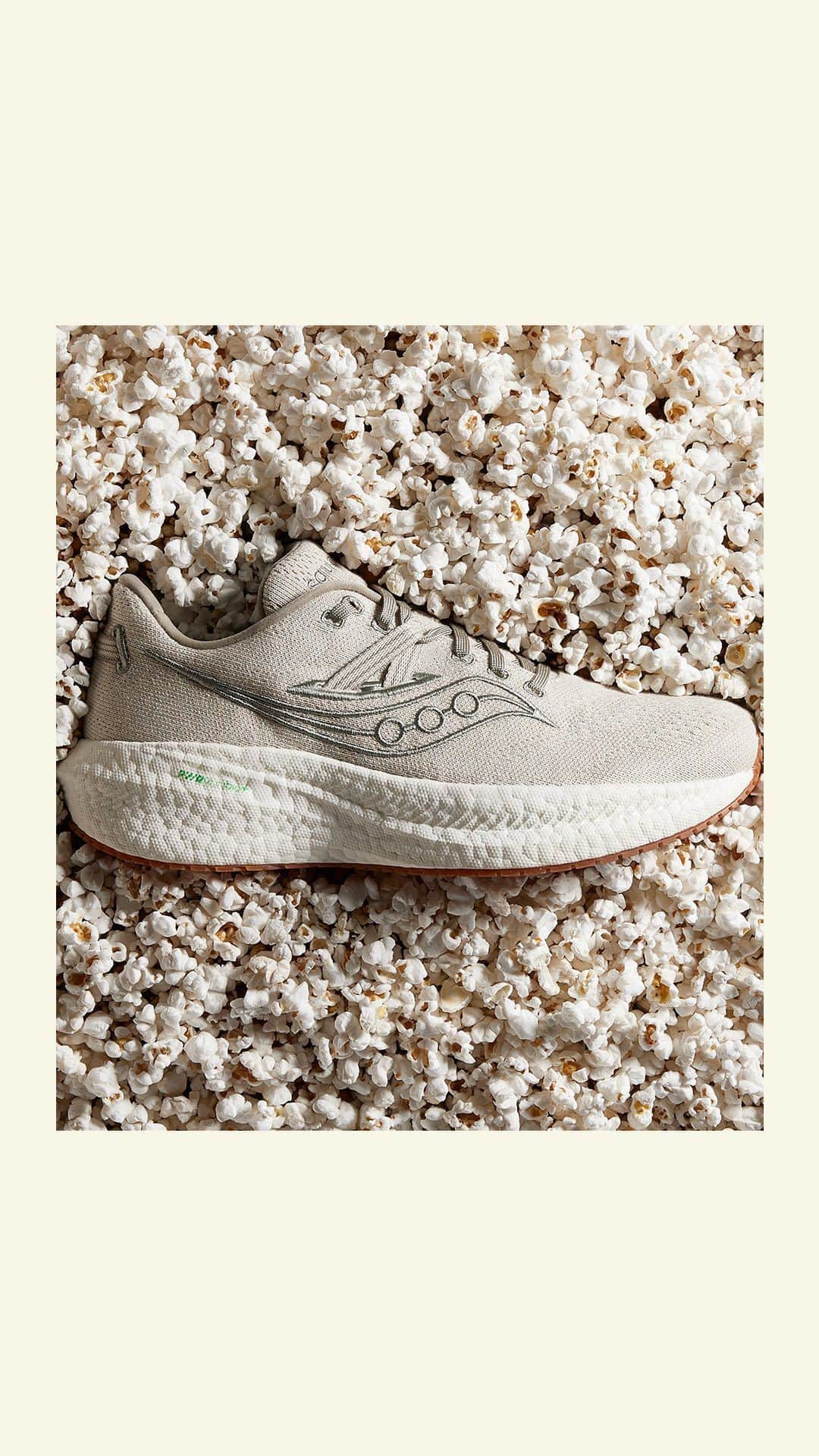 サッカニーのインスタグラム：「Tomorrow, we put a little more natural pop into your step. 🌽👟  #TriumphRFG」