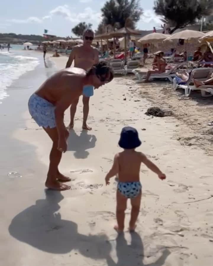 フィリッポ・インザーギのインスタグラム：「Allenamento in spiaggia con: Nonno Inzaghi, Pippo Inzaghi e  BOMBER Inzaghi 😂❤️」